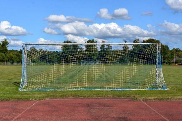 Le marche des buts, du filet a la feuille de match Filet de but vu de derriere sur un terrain de football