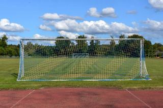 Filet de but vu de derriere sur un terrain de football